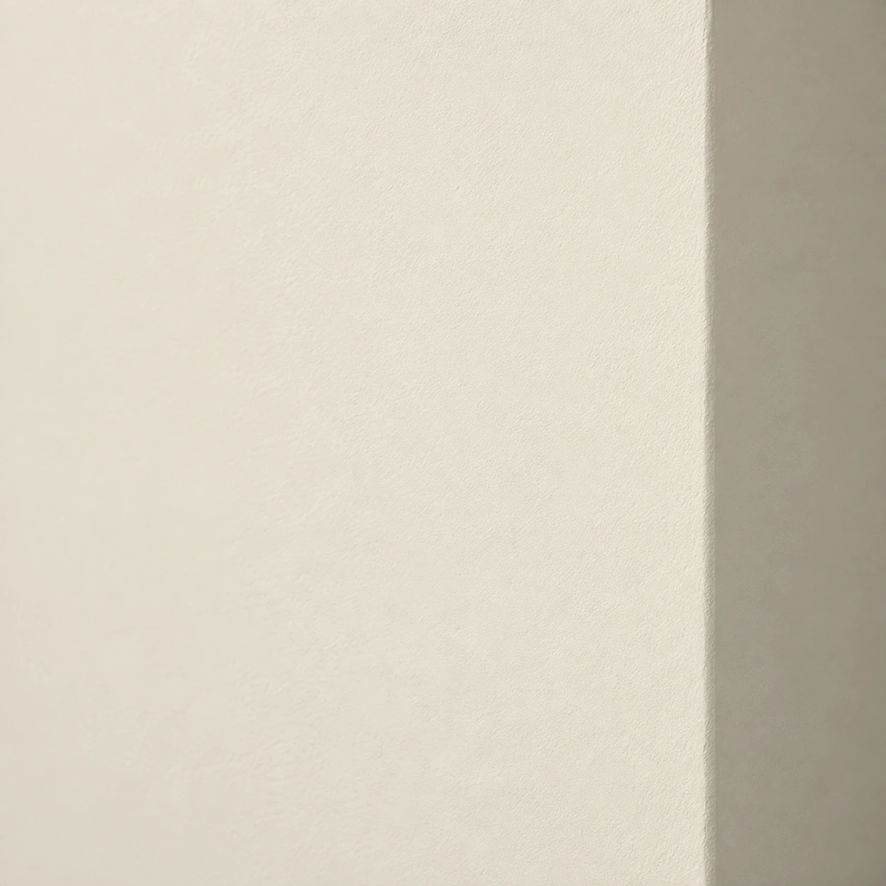 Détail d'un angle de mur ivoire à la finition lisse et mate