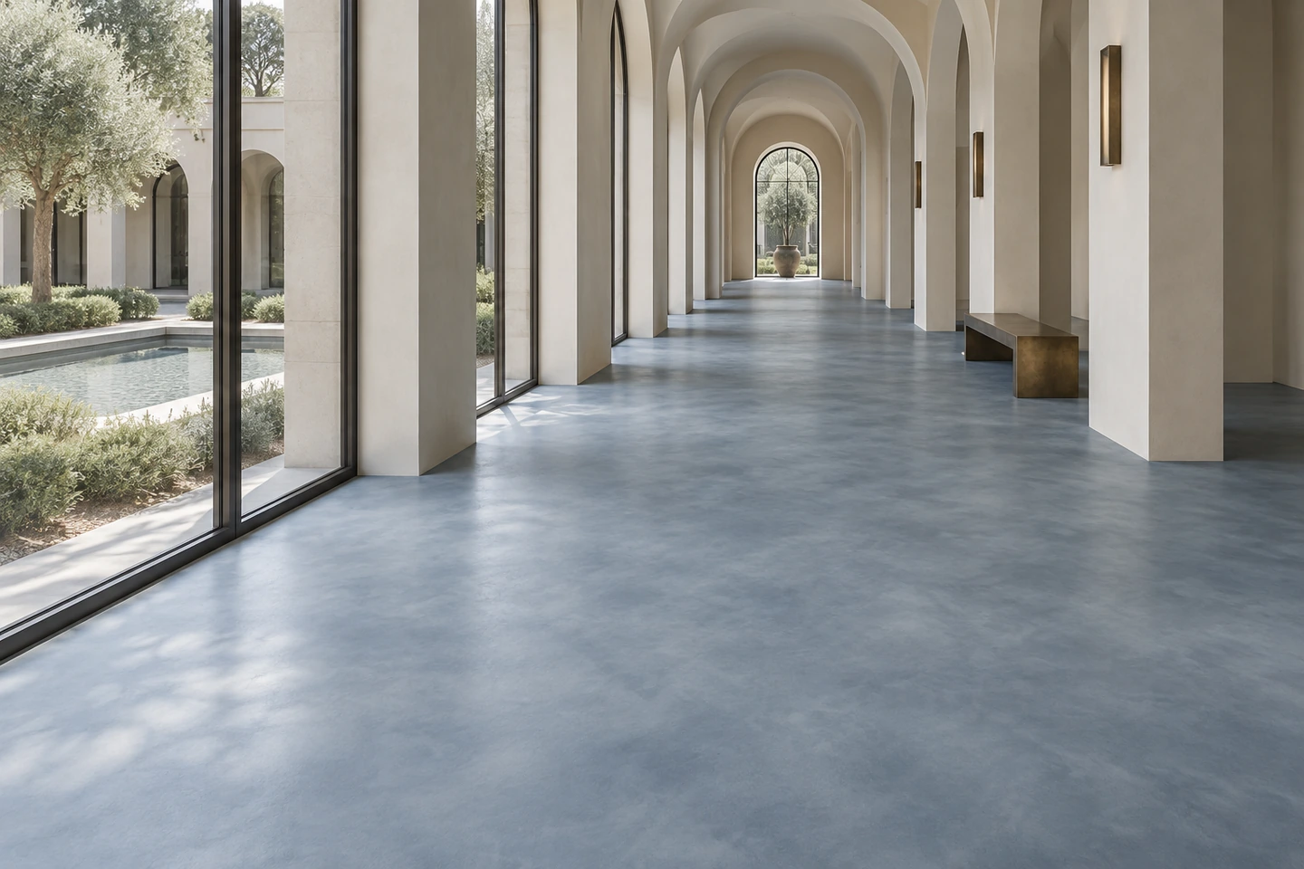 Galerie à arcades au sol CONTINORA bleu gris, grandes baies sur un jardin et un bassin