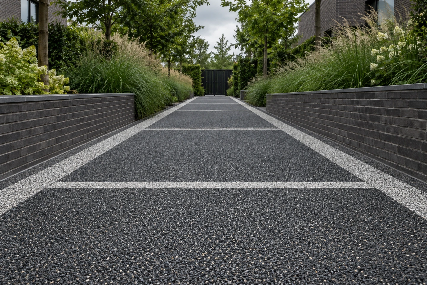 Allée droite en PIETRORA graphite traversée de bandes gris argent, entre deux murets plantés