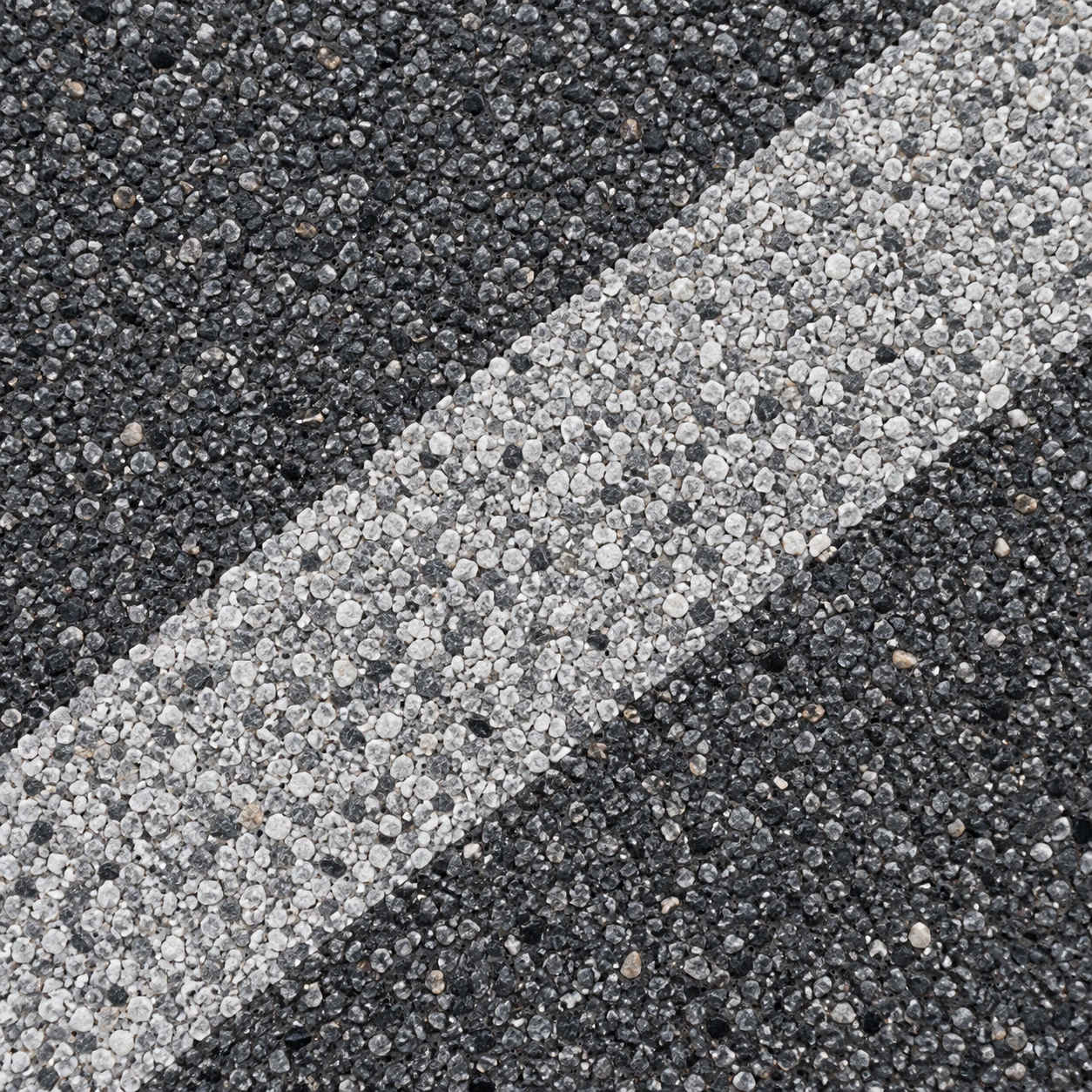 Détail de matière, Allée droite, graphite et argent