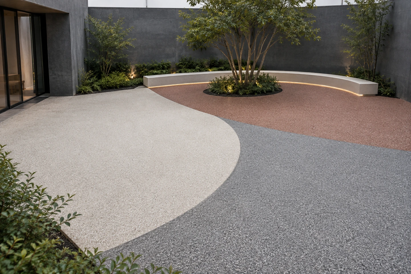 Cour contemporaine en PIETRORA blanc cassé, gris et terre cuite, séparés par de grandes courbes