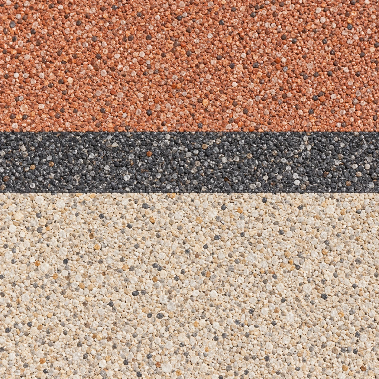 Détail des granulats crème et terre cuite séparés par une bande anthracite.
