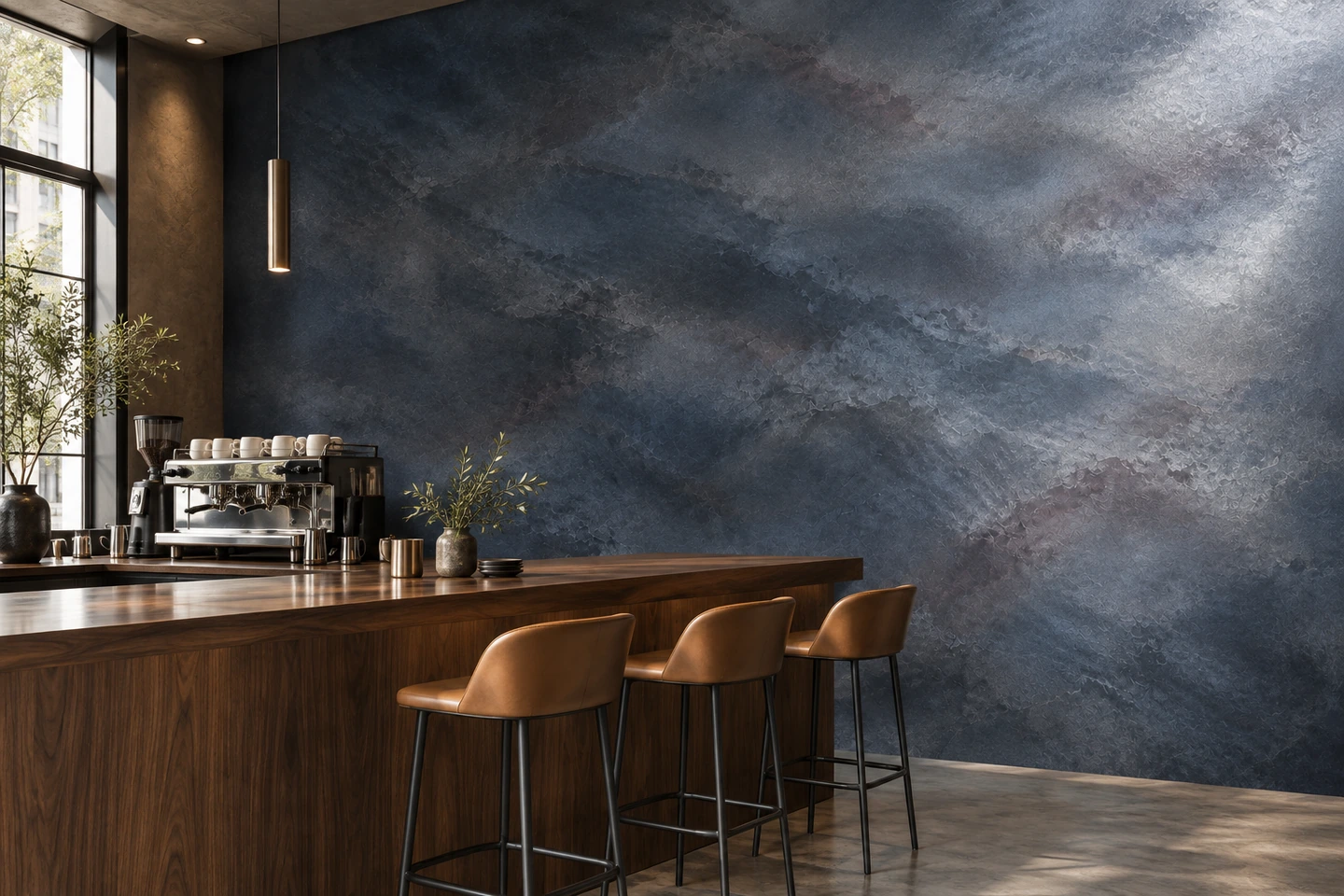 Un comptoir de café bleu profond avec comptoir noyer, machine espresso et tabourets cognac.