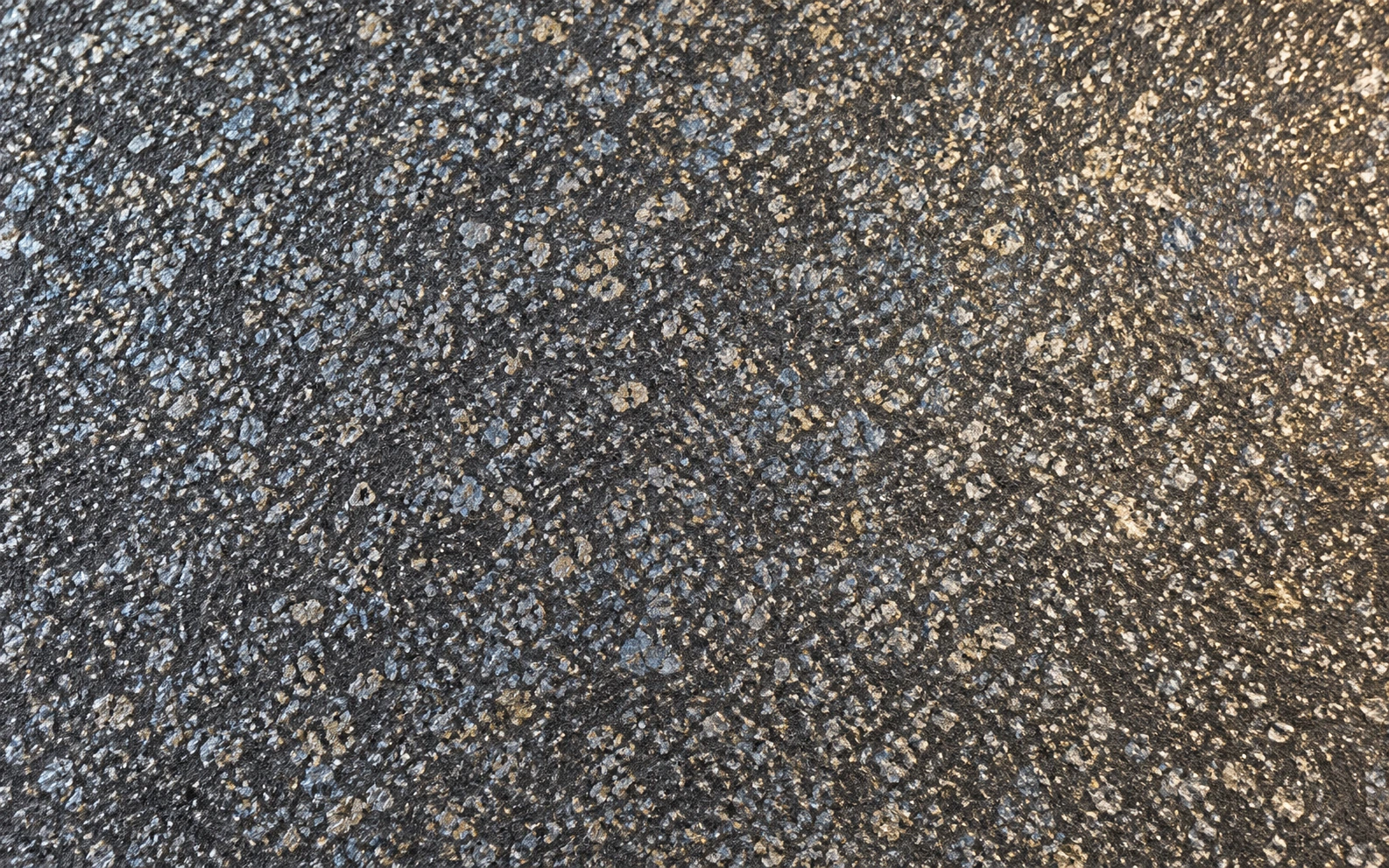 FERRÉLYS, graphite, argent, bleu et or: détail de la matière.