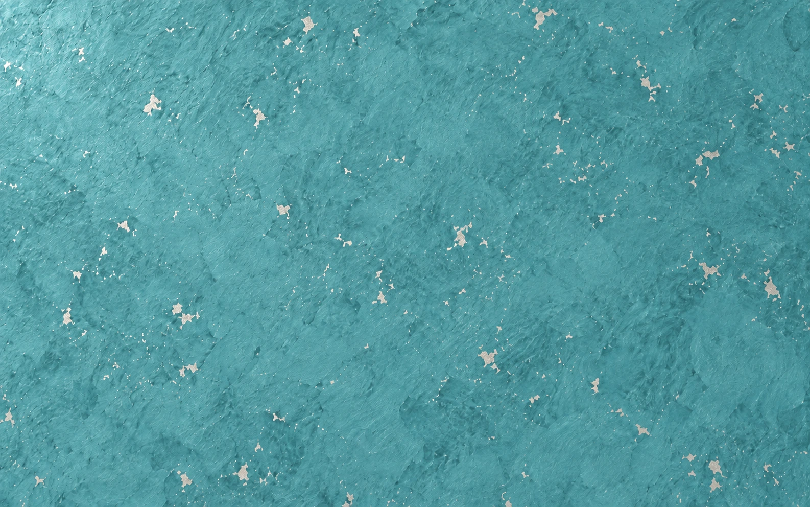 Gros plan MOSAËLYS turquoise : fond nuagé et éclats clairs dispersés
