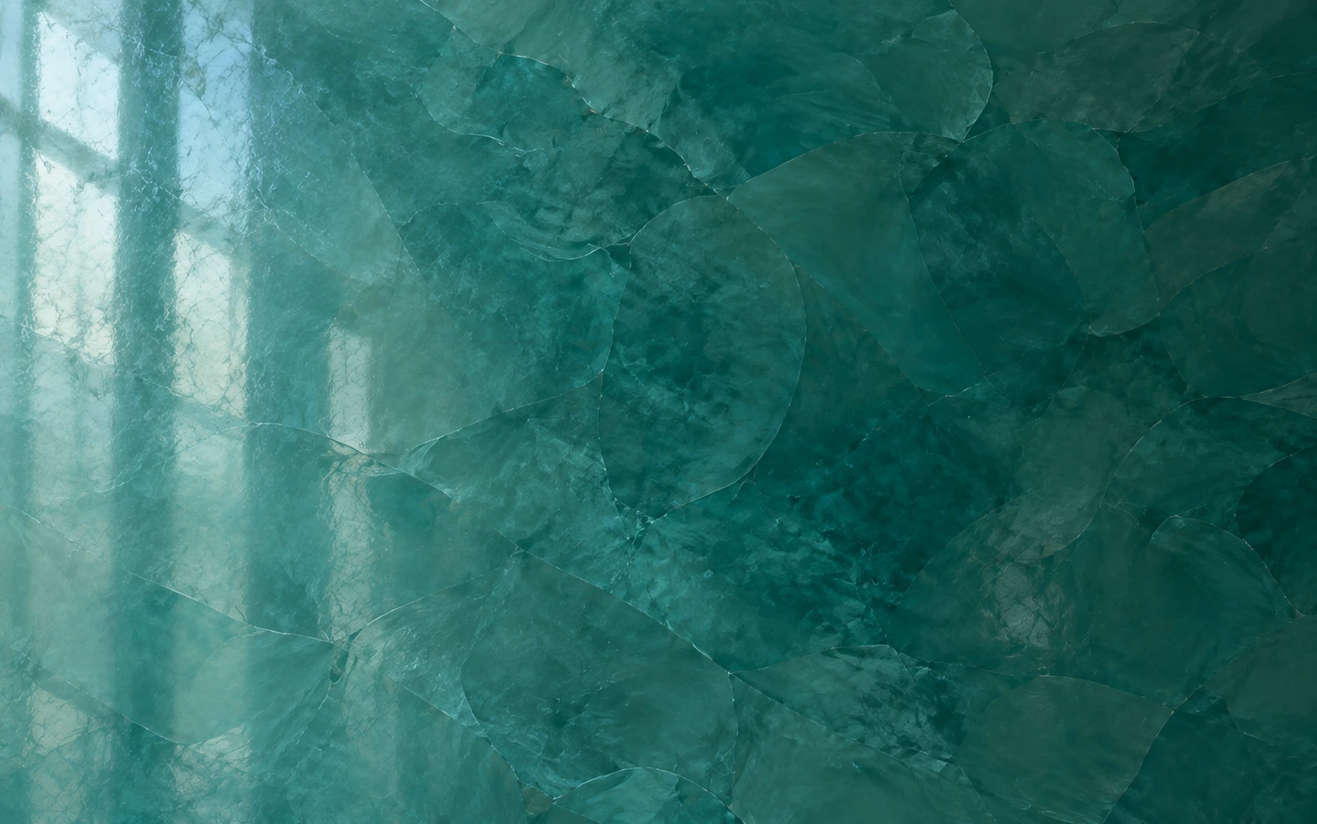 Stuc poli vert jade, plaques nuagées et reflets de lumière, vu de près