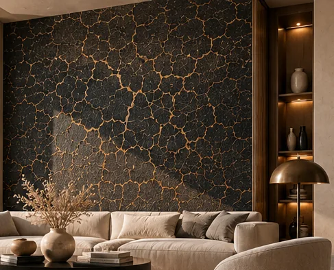 Salon au mur CRAQUELIA noir parcouru de fissures dorées, canapé écru et niche éclairée