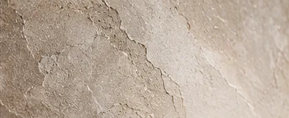 Détail MARMORINO ivoire : surface nuagée aux reliefs légers