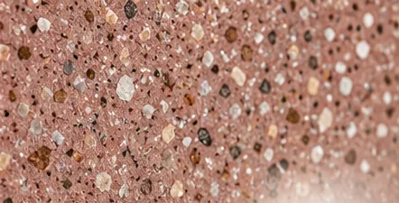 Détail MOSAËLYS rose terre aux éclats polychromes ivoire, cognac et anthracite