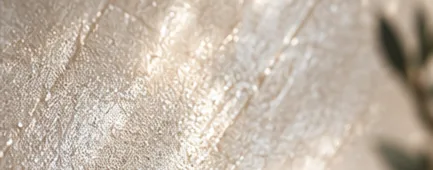 Détail NACÉLUNE ivoire champagne : nacre fine et reflets perlés dans la lumière