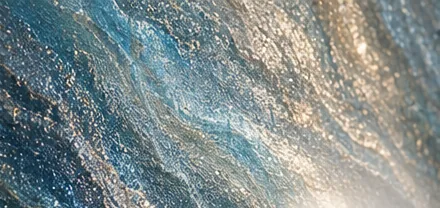 Détail ONDALORA : vagues bleu profond traversées de reflets champagne scintillants